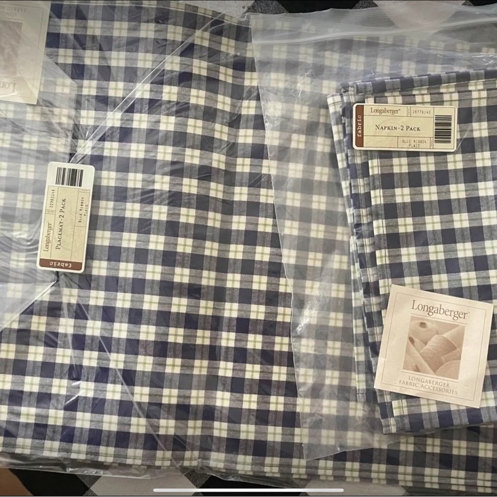 Longaberger Blue Ribbon. 2 placemats, 3 napkins. BNWT